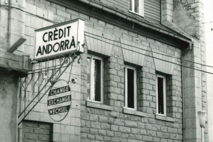 La façana de la primera oficina del banc.